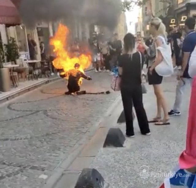 Taksim Galata Kulesinin Önünde Kendini Yaktı